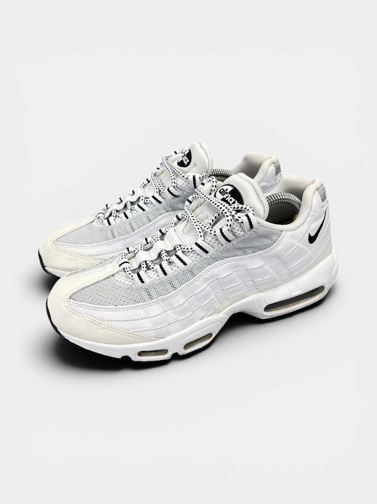 Nike Air Max 95 White Black — buty sportowe męskie w bardzo dobrym stanie rozmiar 42, widok z boku