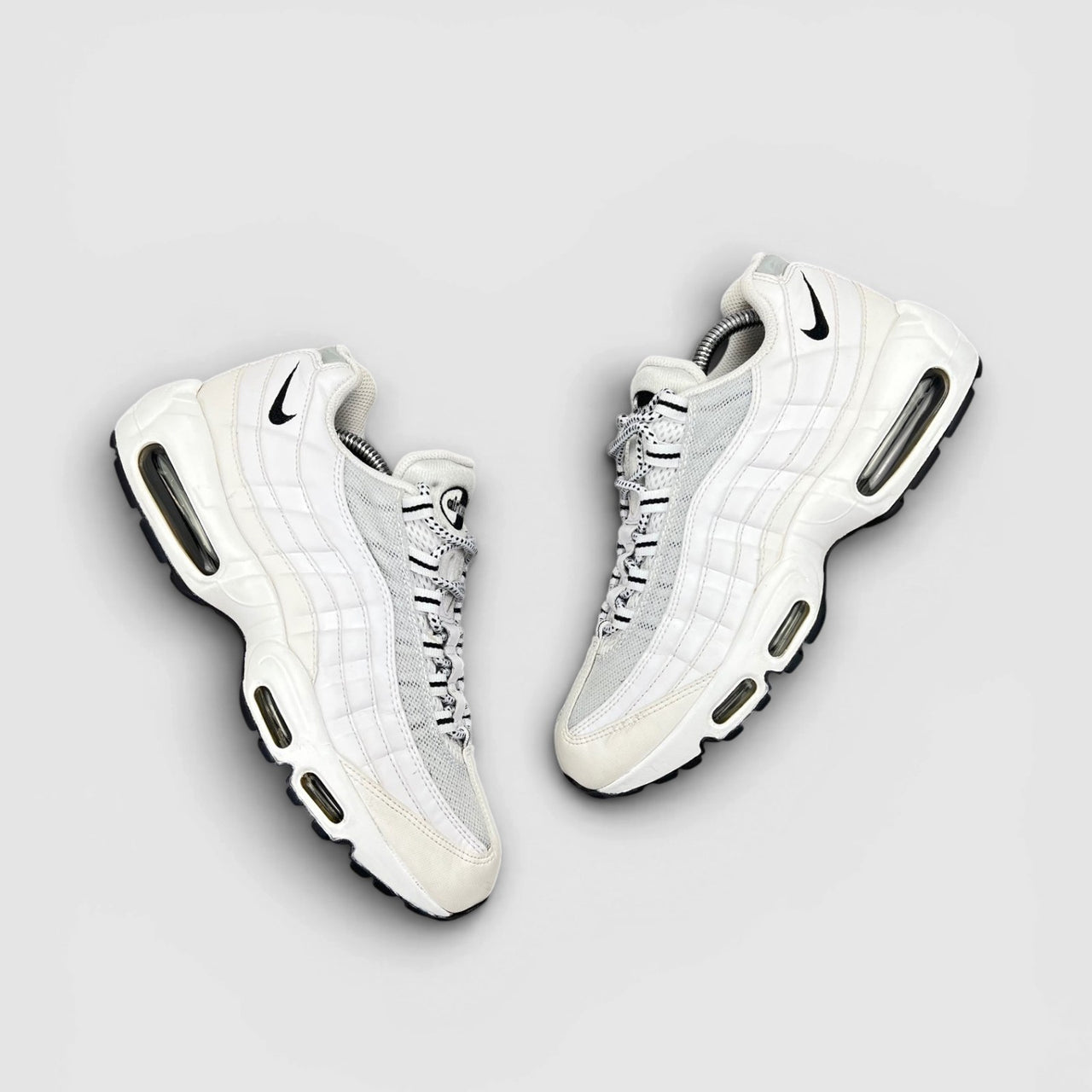 Nike Air Max 95 White Black — buty sportowe męskie w bardzo dobrym stanie rozmiar 42, widok z góry na zewnętrzną stronę butów