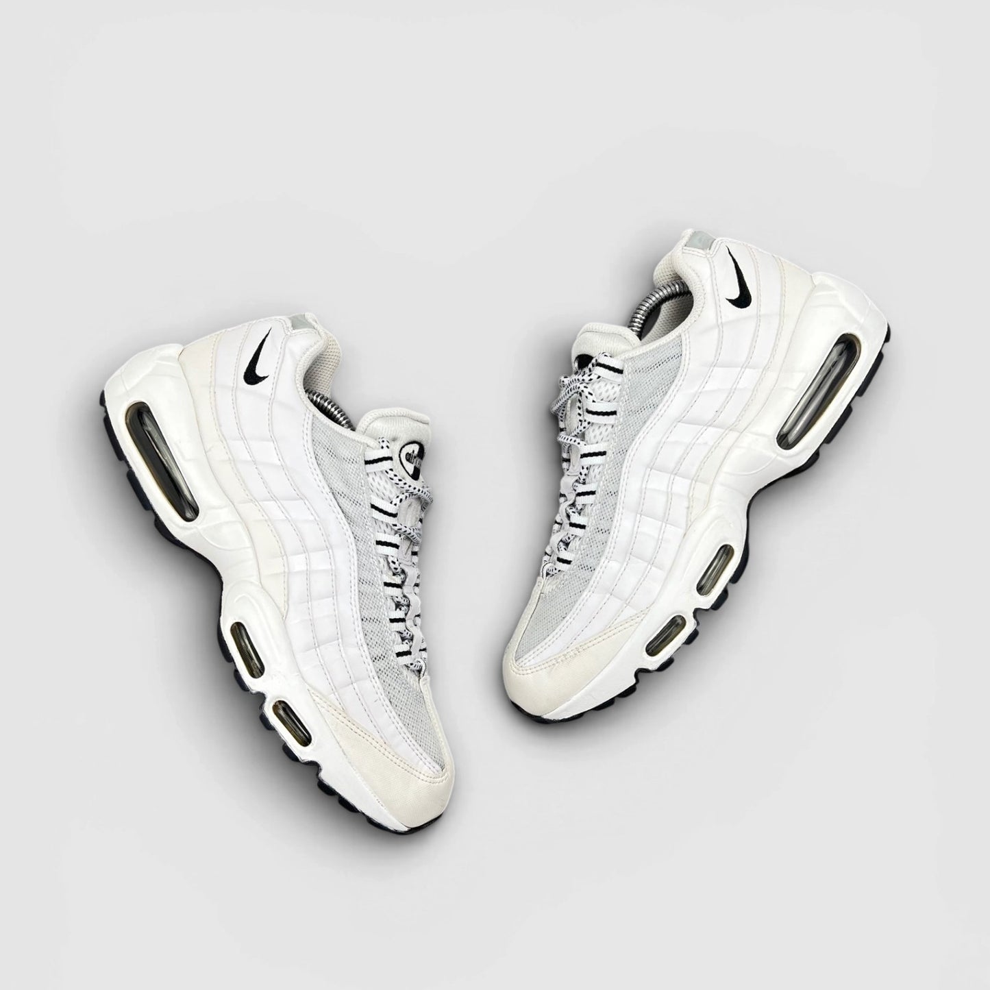 Nike Air Max 95 White Black — buty sportowe męskie w bardzo dobrym stanie rozmiar 42, widok z góry na zewnętrzną stronę butów