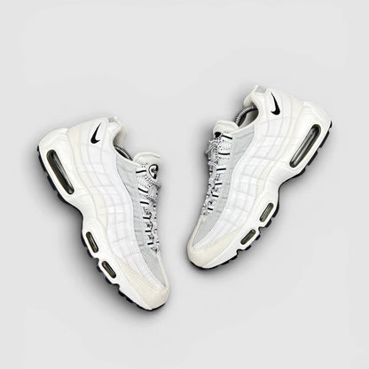Nike Air Max 95 White Black — buty sportowe męskie w bardzo dobrym stanie rozmiar 42, widok z góry na zewnętrzną stronę butów