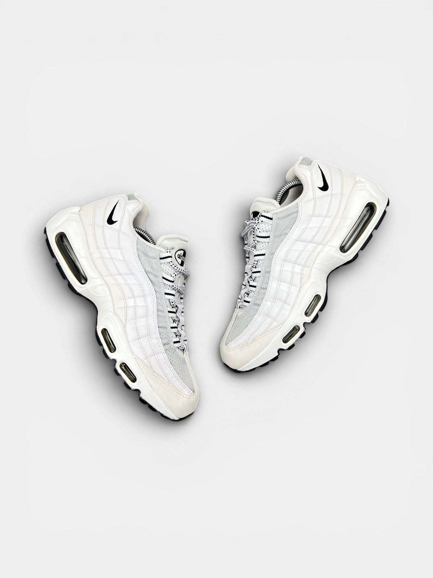 Nike Air Max 95 White Black — buty sportowe męskie w bardzo dobrym stanie rozmiar 42, widok z góry na zewnętrzną stronę butów