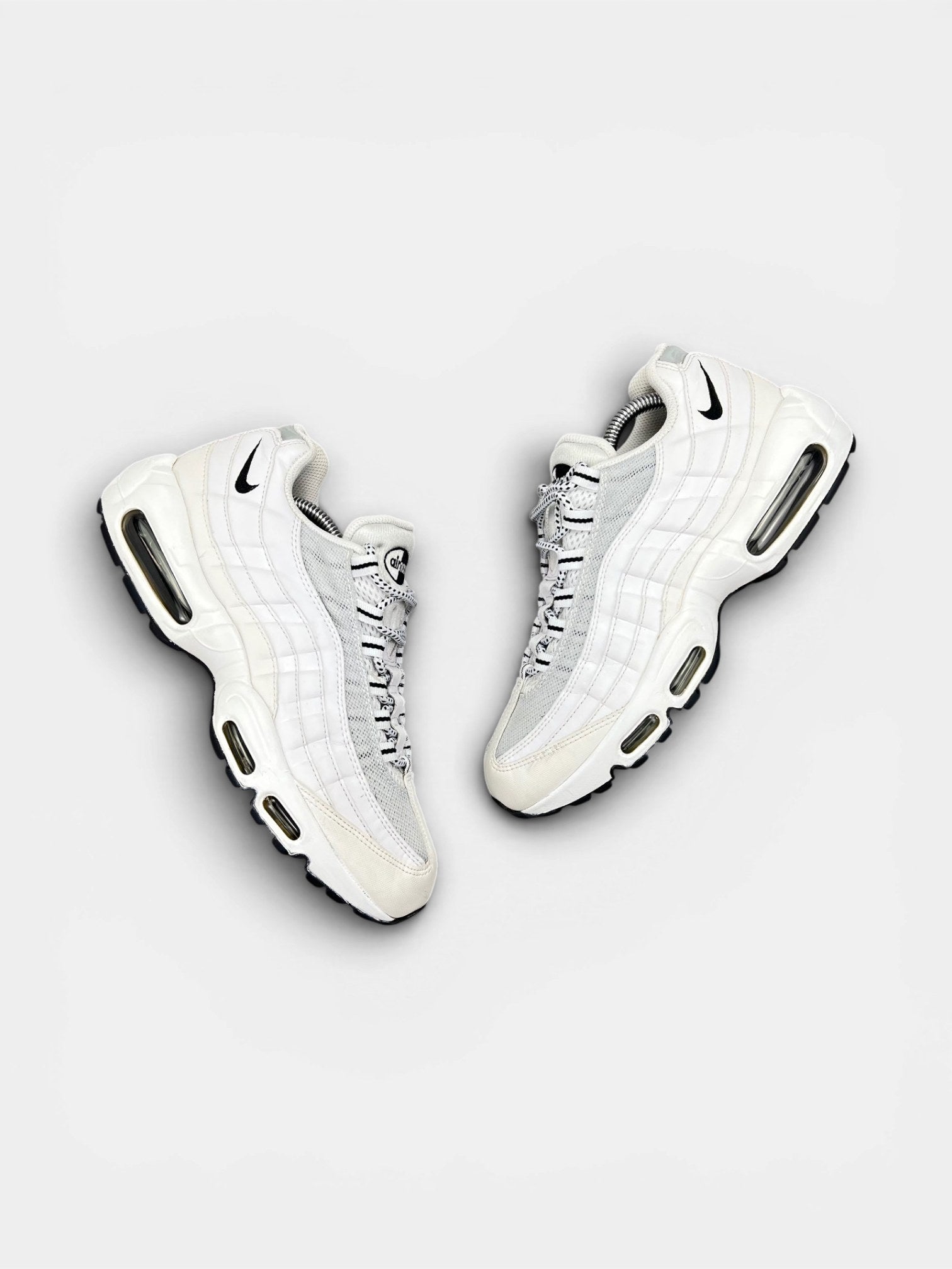 Nike Air Max 95 White Black — buty sportowe męskie w bardzo dobrym stanie rozmiar 42, widok z góry na zewnętrzną stronę butów