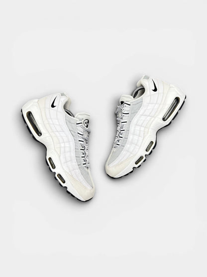 Nike Air Max 95 White Black — buty sportowe męskie w bardzo dobrym stanie rozmiar 42, widok z góry na zewnętrzną stronę butów