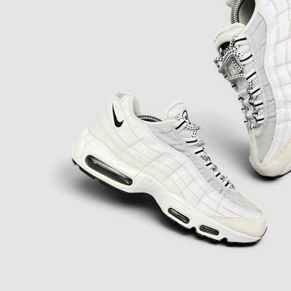 Nike Air Max 95 White Black — buty sportowe męskie w bardzo dobrym stanie rozmiar 42, zewnętrzny panel prawego buta