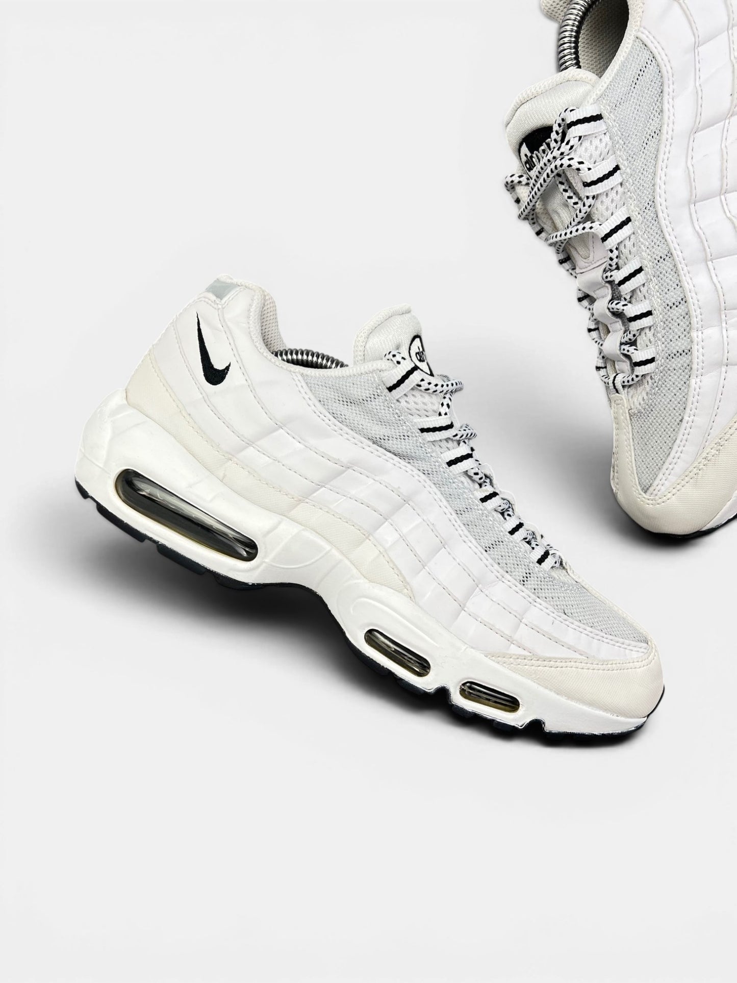 Nike Air Max 95 White Black — buty sportowe męskie w bardzo dobrym stanie rozmiar 42, zewnętrzny panel prawego buta