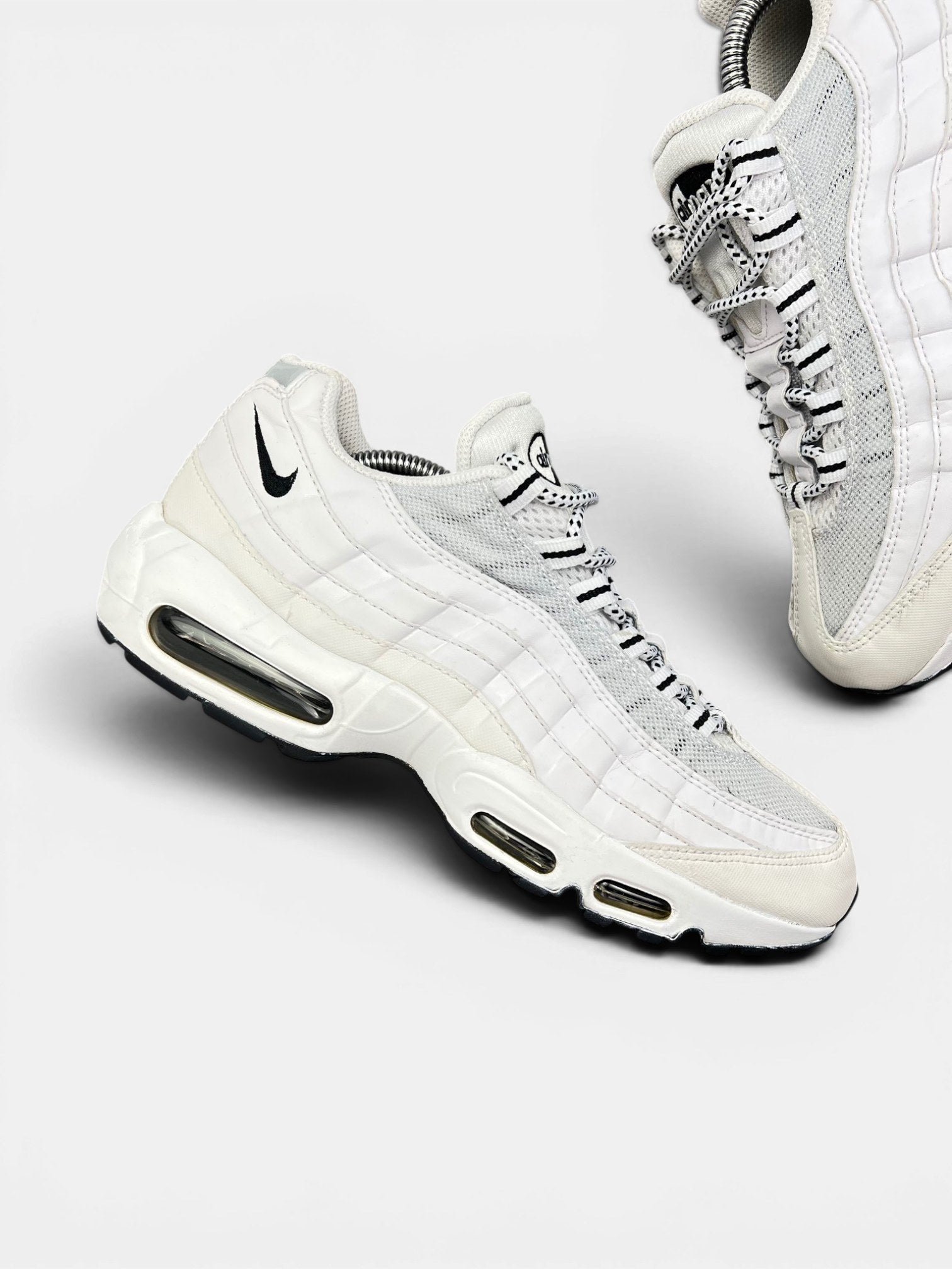 Nike Air Max 95 White Black — buty sportowe męskie w bardzo dobrym stanie rozmiar 42, zewnętrzny panel prawego buta