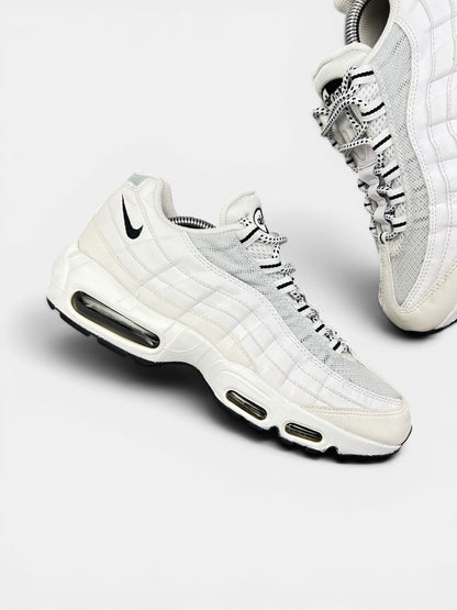 Nike Air Max 95 White Black — buty sportowe męskie w bardzo dobrym stanie rozmiar 42, zewnętrzny panel prawego buta