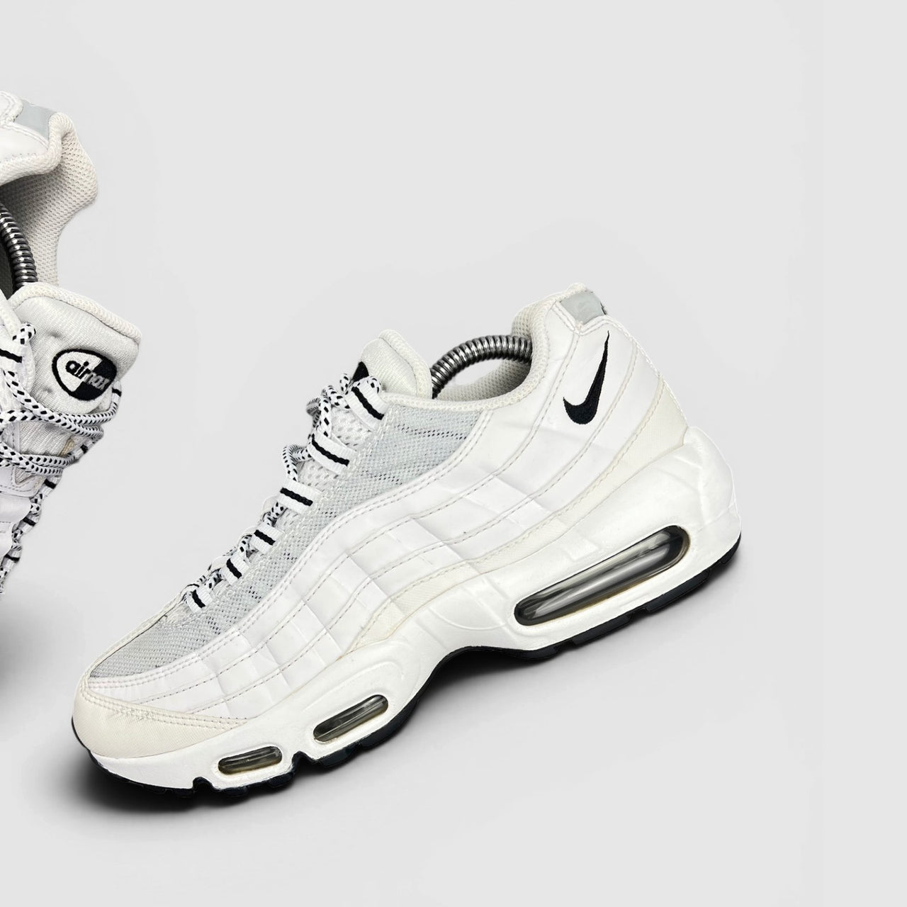 Nike Air Max 95 White Black — buty sportowe męskie w bardzo dobrym stanie rozmiar 42, zewnętrzny panel lewego buta