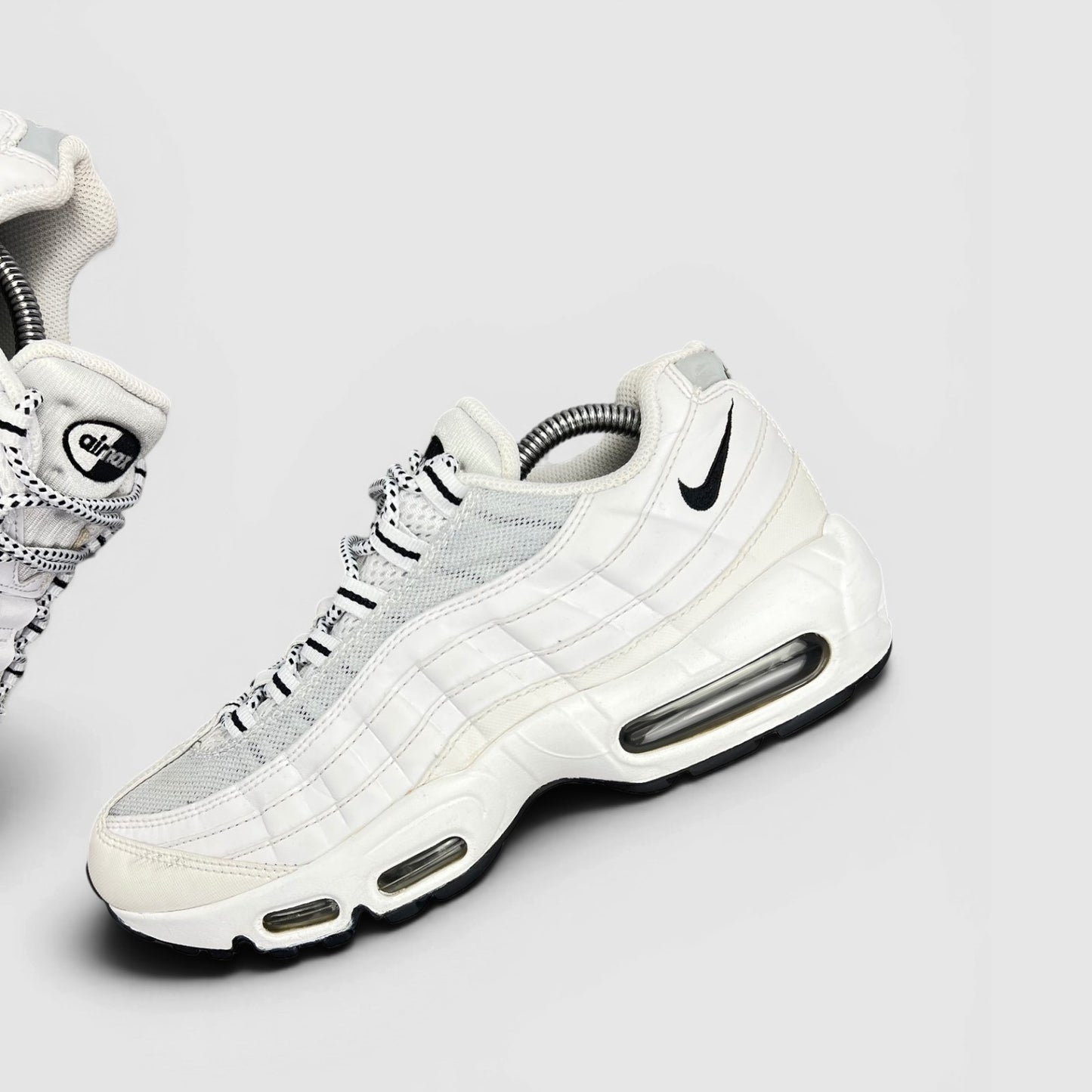 Nike Air Max 95 White Black — buty sportowe męskie w bardzo dobrym stanie rozmiar 42, zewnętrzny panel lewego buta