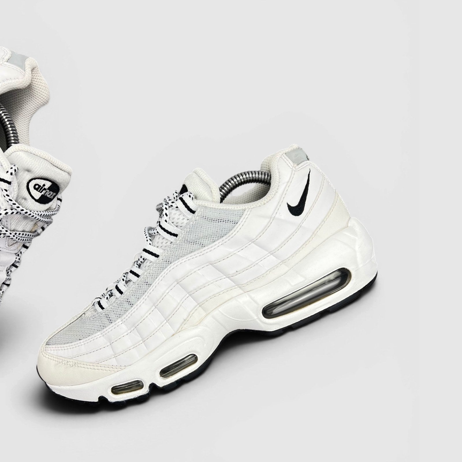 Nike Air Max 95 White Black — buty sportowe męskie w bardzo dobrym stanie rozmiar 42, zewnętrzny panel lewego buta
