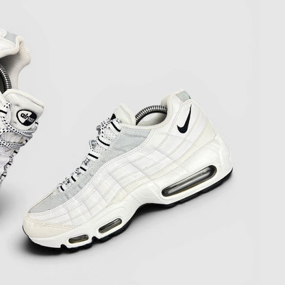 Nike Air Max 95 White Black — buty sportowe męskie w bardzo dobrym stanie rozmiar 42, zewnętrzny panel lewego buta