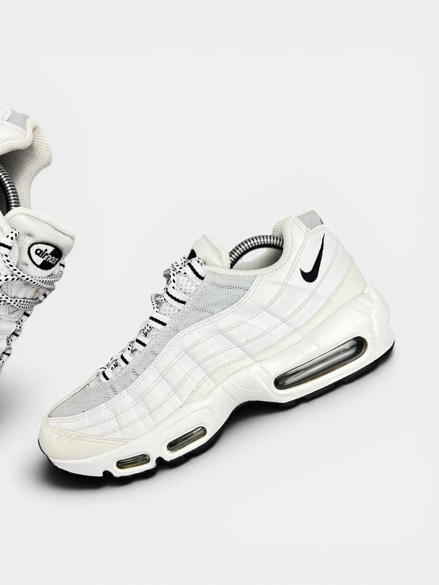 Nike Air Max 95 White Black — buty sportowe męskie w bardzo dobrym stanie rozmiar 42, zewnętrzny panel lewego buta