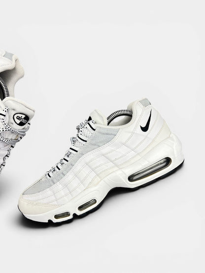 Nike Air Max 95 White Black — buty sportowe męskie w bardzo dobrym stanie rozmiar 42, zewnętrzny panel lewego buta