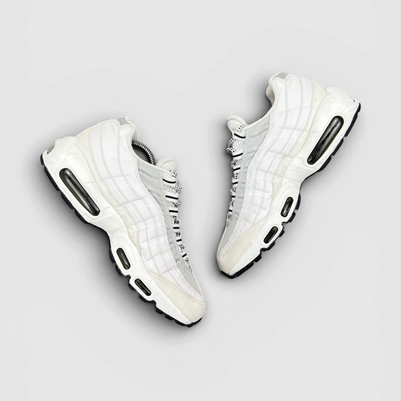 Nike Air Max 95 White Black — buty sportowe męskie w bardzo dobrym stanie rozmiar 42, widok z góry na wewnętrzną stronę butów