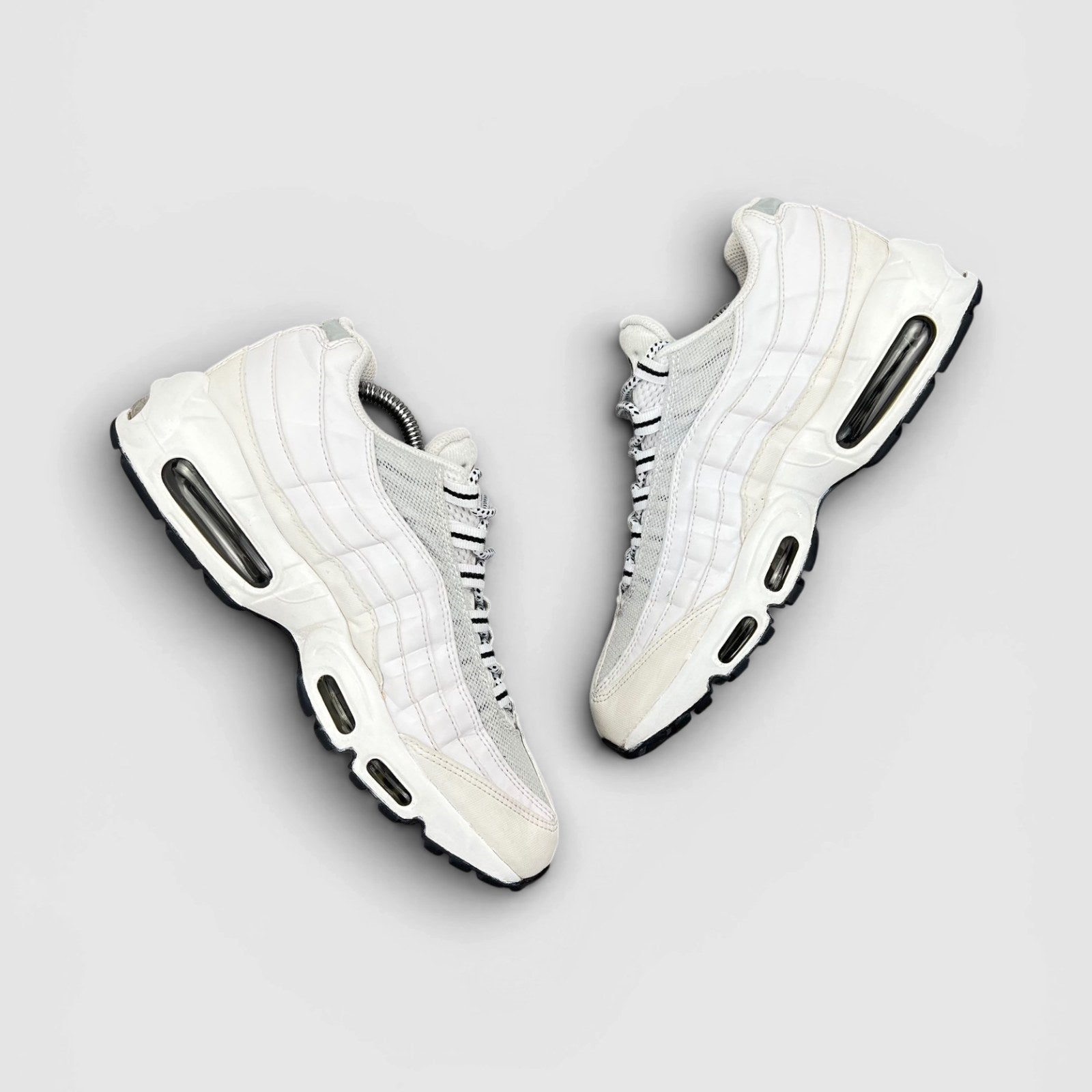 Nike Air Max 95 White Black — buty sportowe męskie w bardzo dobrym stanie rozmiar 42, widok z góry na wewnętrzną stronę butów