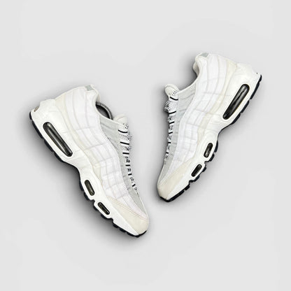 Nike Air Max 95 White Black — buty sportowe męskie w bardzo dobrym stanie rozmiar 42, widok z góry na wewnętrzną stronę butów