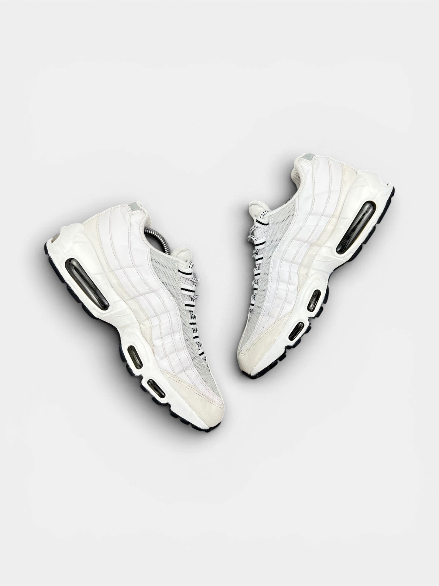 Nike Air Max 95 White Black — buty sportowe męskie w bardzo dobrym stanie rozmiar 42, widok z góry na wewnętrzną stronę butów