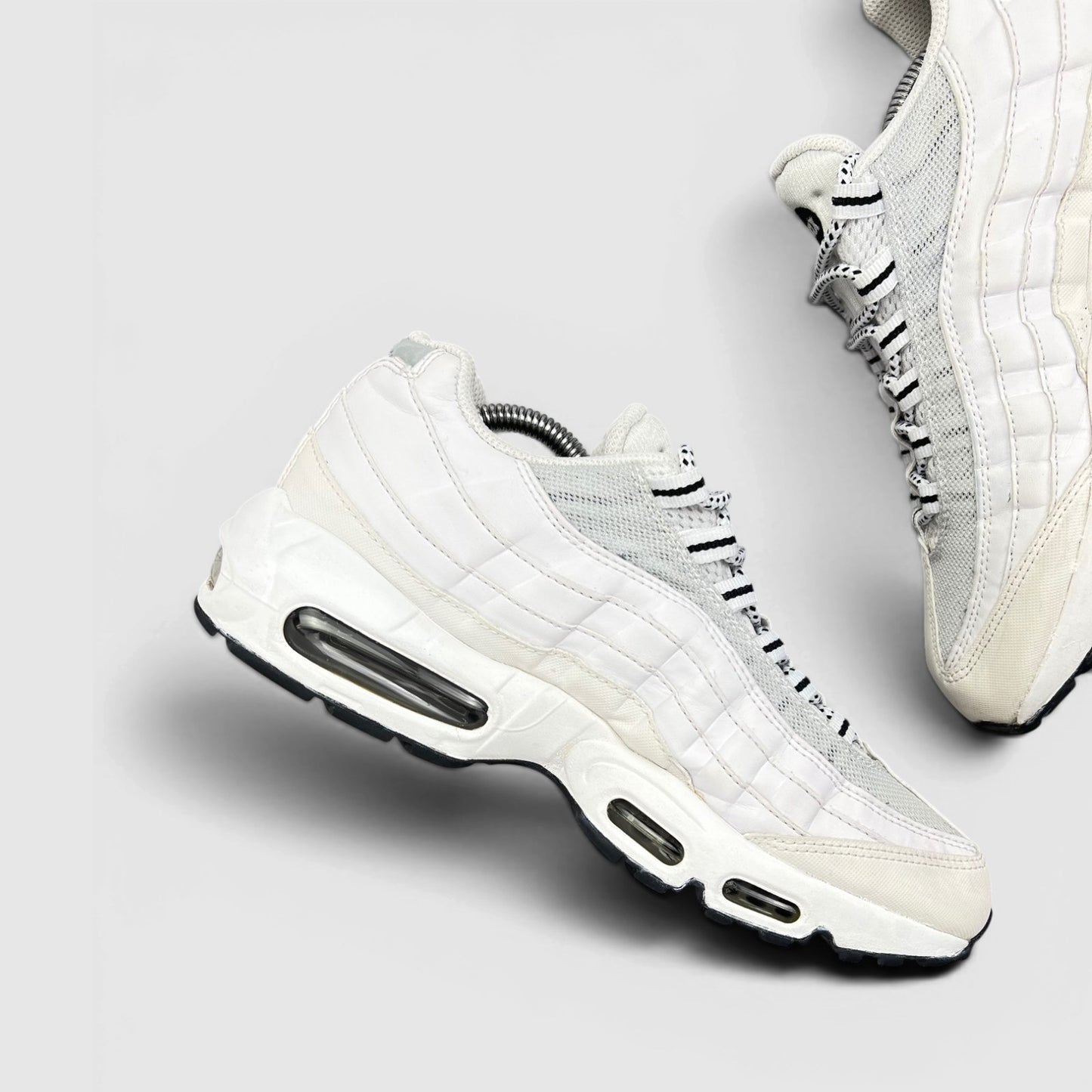 Nike Air Max 95 White Black — buty sportowe męskie w bardzo dobrym stanie rozmiar 42, wewnętrzny panel lewego buta