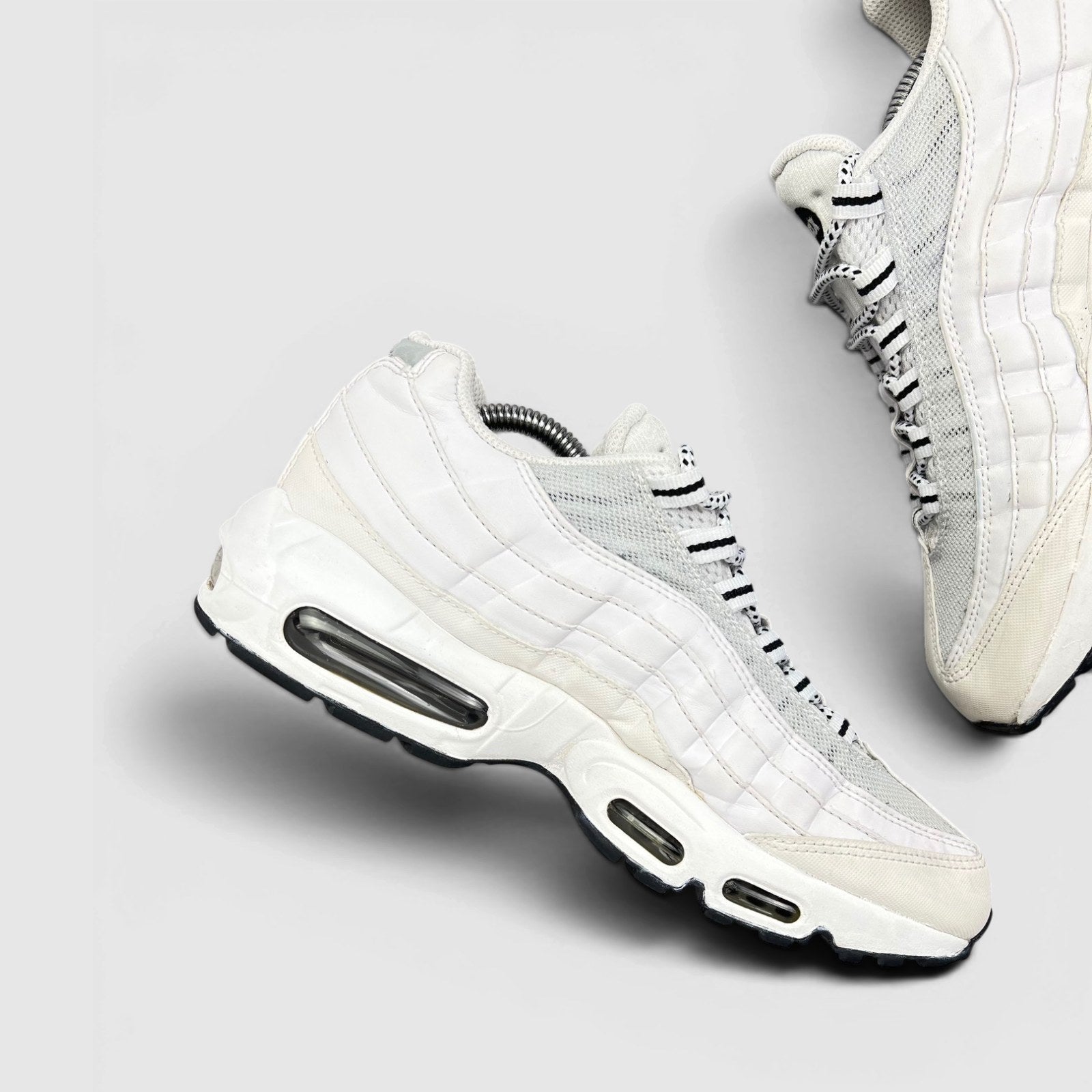 Nike Air Max 95 White Black — buty sportowe męskie w bardzo dobrym stanie rozmiar 42, wewnętrzny panel lewego buta