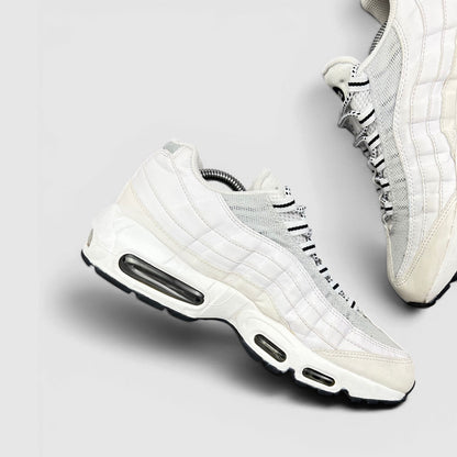 Nike Air Max 95 White Black — buty sportowe męskie w bardzo dobrym stanie rozmiar 42, wewnętrzny panel lewego buta