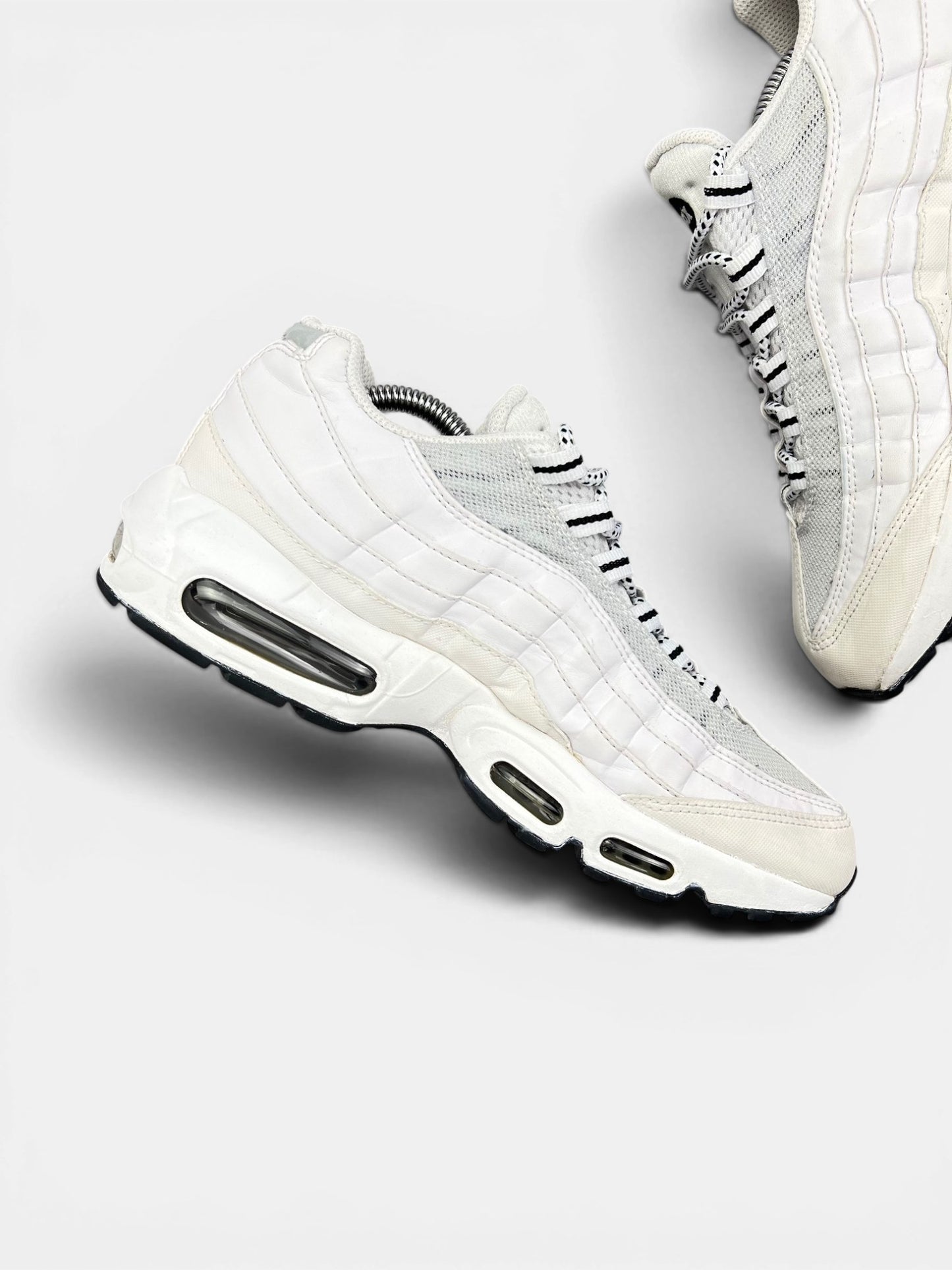 Nike Air Max 95 White Black — buty sportowe męskie w bardzo dobrym stanie rozmiar 42, wewnętrzny panel lewego buta