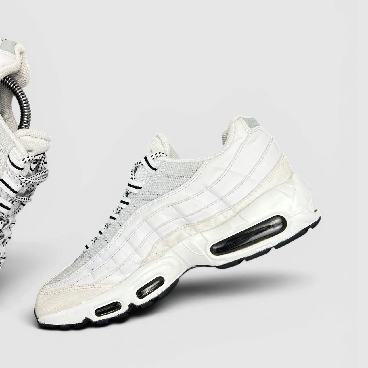 Nike Air Max 95 White Black — buty sportowe męskie w bardzo dobrym stanie rozmiar 42, wewnętrzny panel prawego buta
