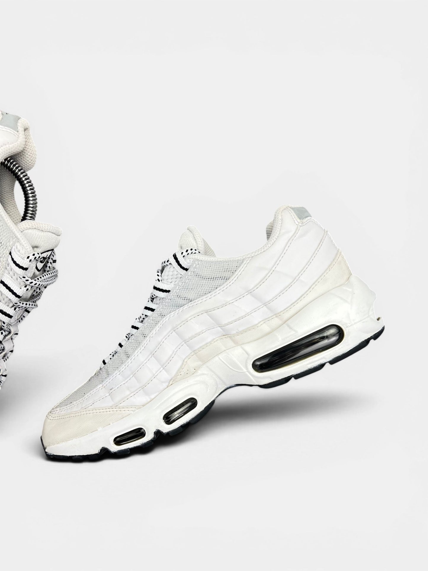 Nike Air Max 95 White Black — buty sportowe męskie w bardzo dobrym stanie rozmiar 42, wewnętrzny panel prawego buta