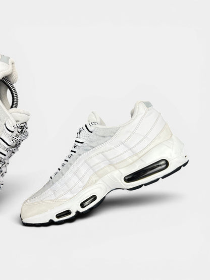 Nike Air Max 95 White Black — buty sportowe męskie w bardzo dobrym stanie rozmiar 42, wewnętrzny panel prawego buta