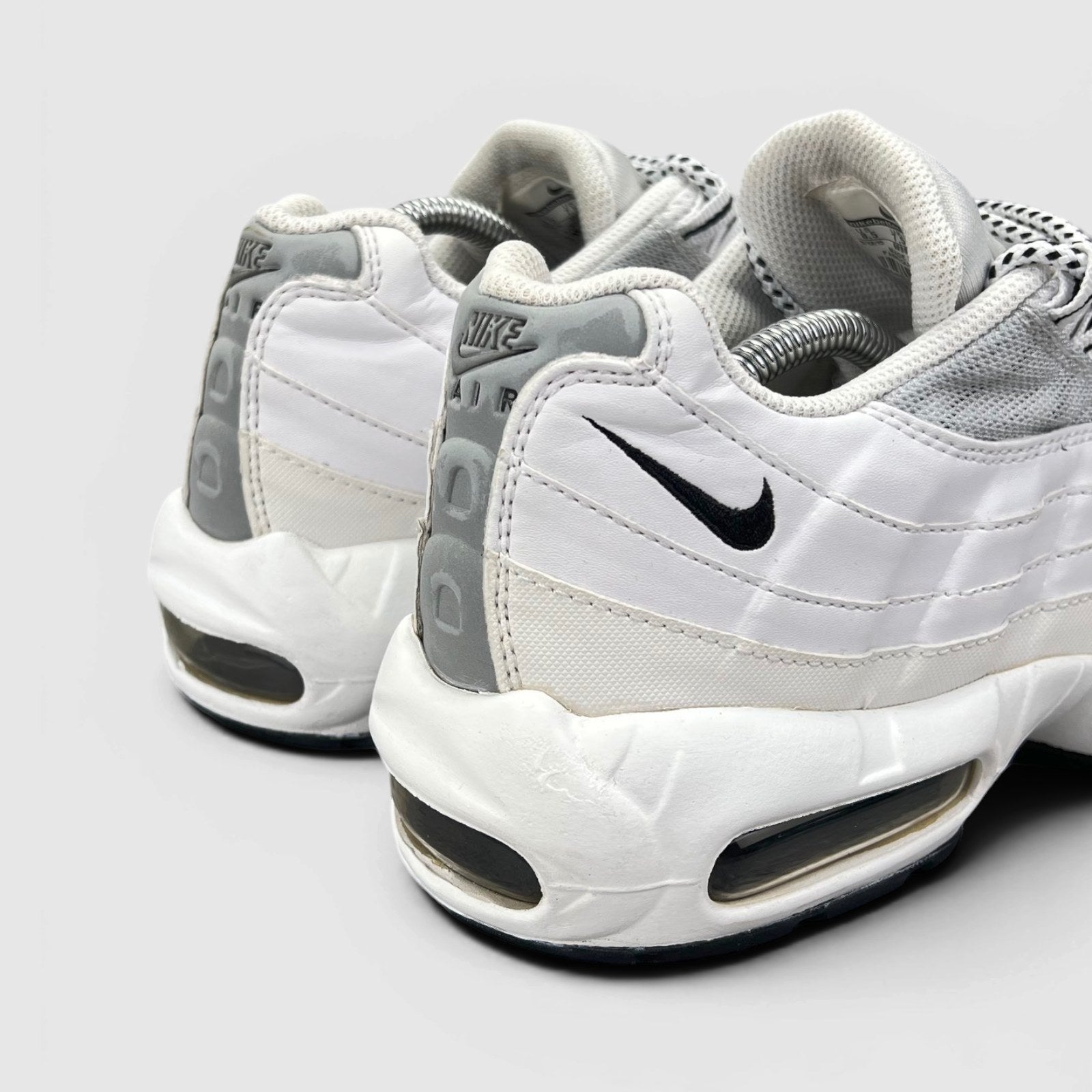 Nike Air Max 95 White Black — buty sportowe męskie w bardzo dobrym stanie rozmiar 42, widok z tyłu