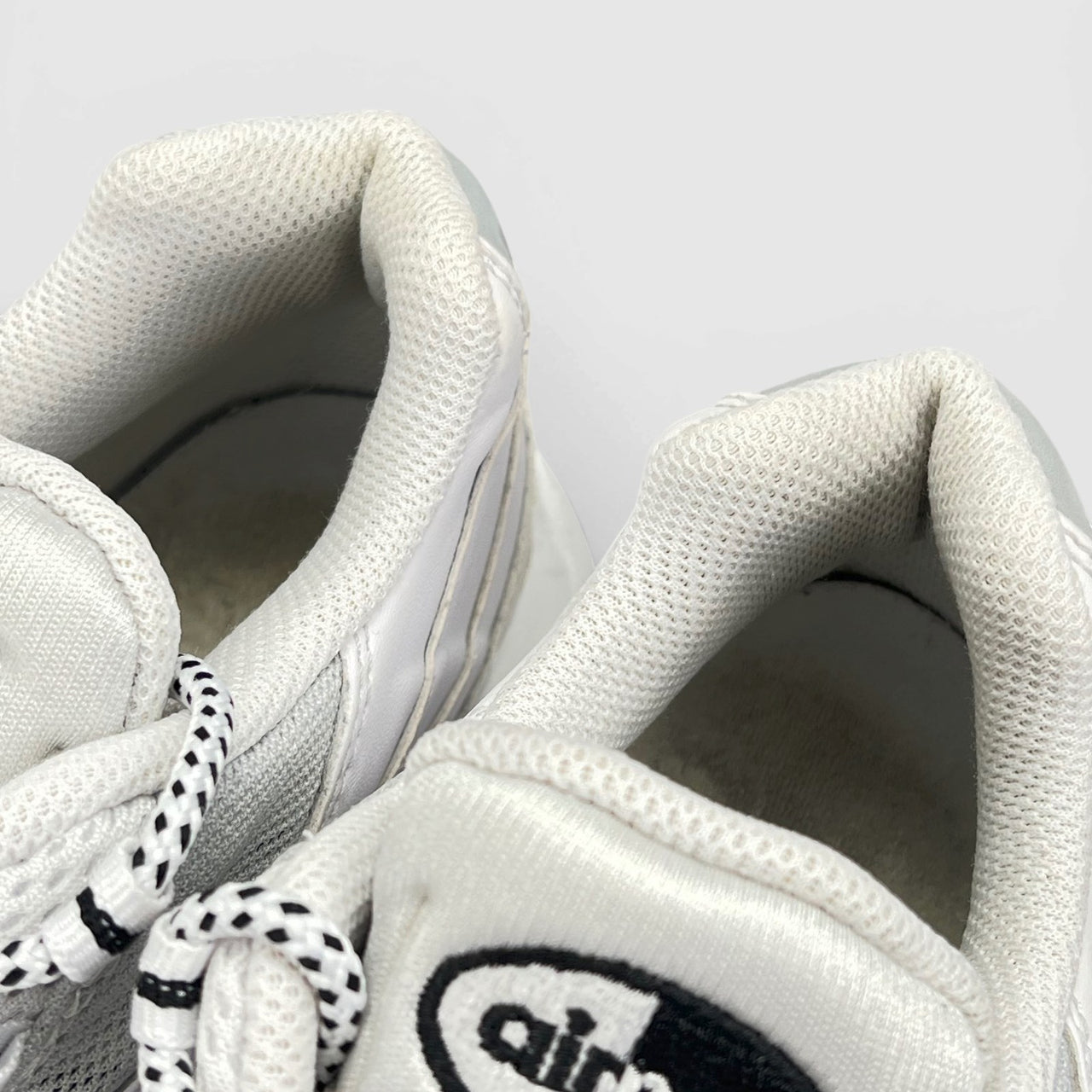 Nike Air Max 95 White Black — buty sportowe męskie w bardzo dobrym stanie rozmiar 42, zapiętki butów