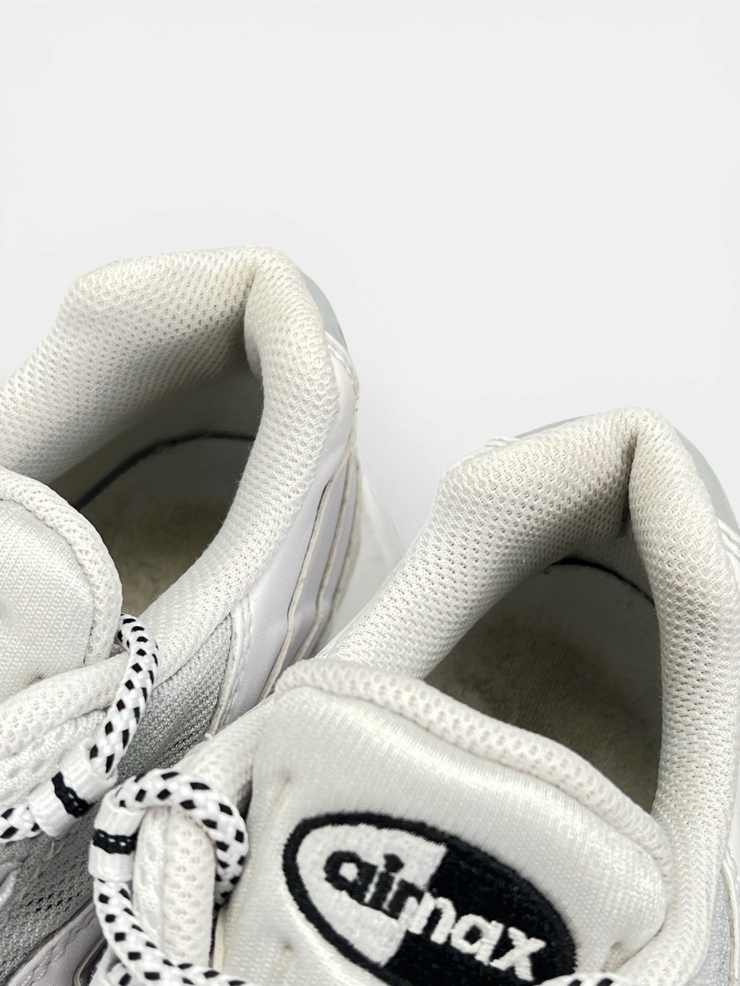 Nike Air Max 95 White Black — buty sportowe męskie w bardzo dobrym stanie rozmiar 42, zapiętki butów