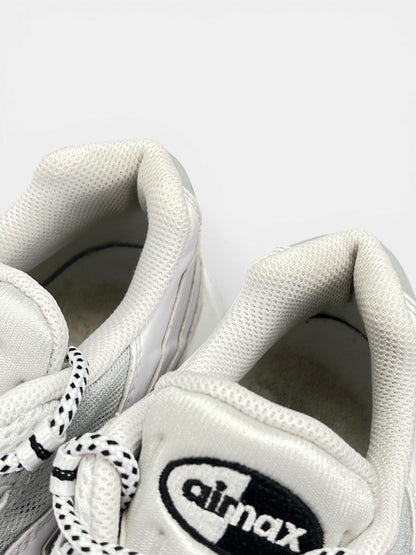 Nike Air Max 95 White Black — buty sportowe męskie w bardzo dobrym stanie rozmiar 42, zapiętki butów