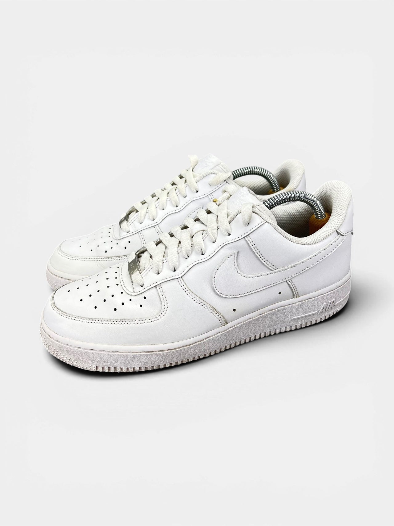 Nike Air Force 1 Low Triple White — buty sportowe męskie w bardzo dobrym stanie rozmiar 42, widok z boku