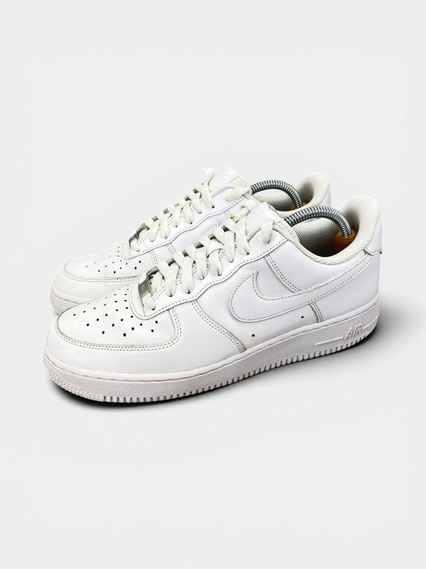 Nike Air Force 1 Low Triple White — buty sportowe męskie w bardzo dobrym stanie rozmiar 42, widok z boku