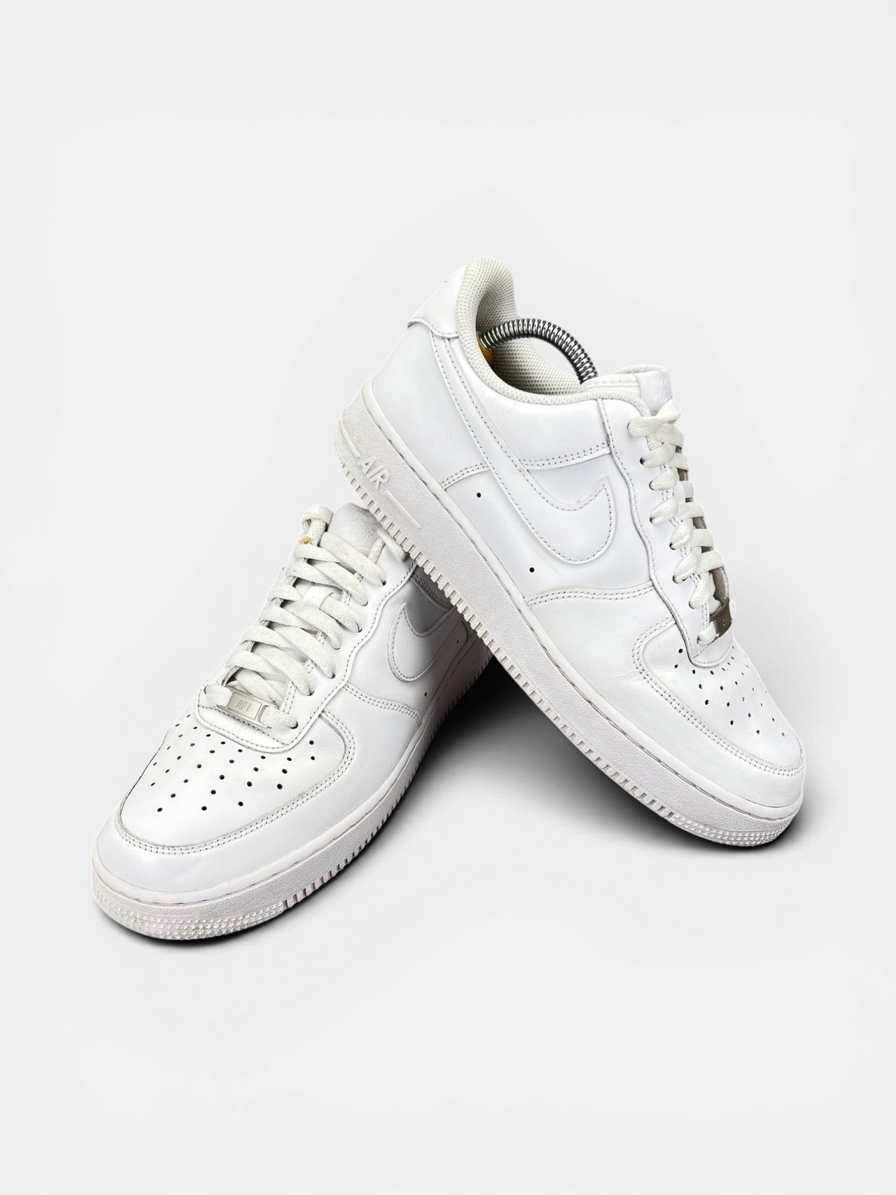 Nike Air Force 1 Low Triple White — buty sportowe męskie w bardzo dobrym stanie rozmiar 42, boczny profil