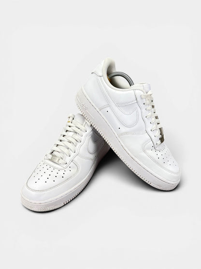 Nike Air Force 1 Low Triple White — buty sportowe męskie w bardzo dobrym stanie rozmiar 42, boczny profil