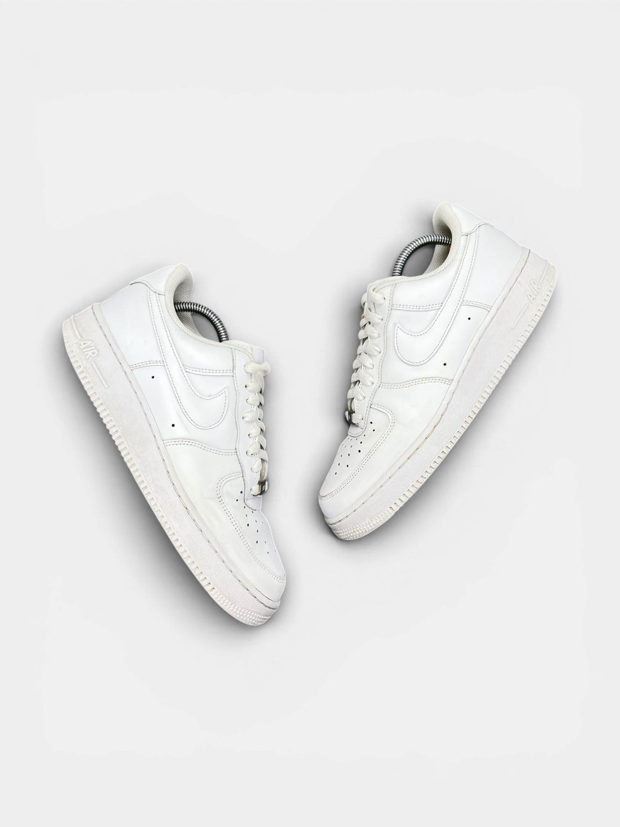 Nike Air Force 1 Low Triple White — buty sportowe męskie w bardzo dobrym stanie rozmiar 42, widok z góry na zewnętrzną stronę butów