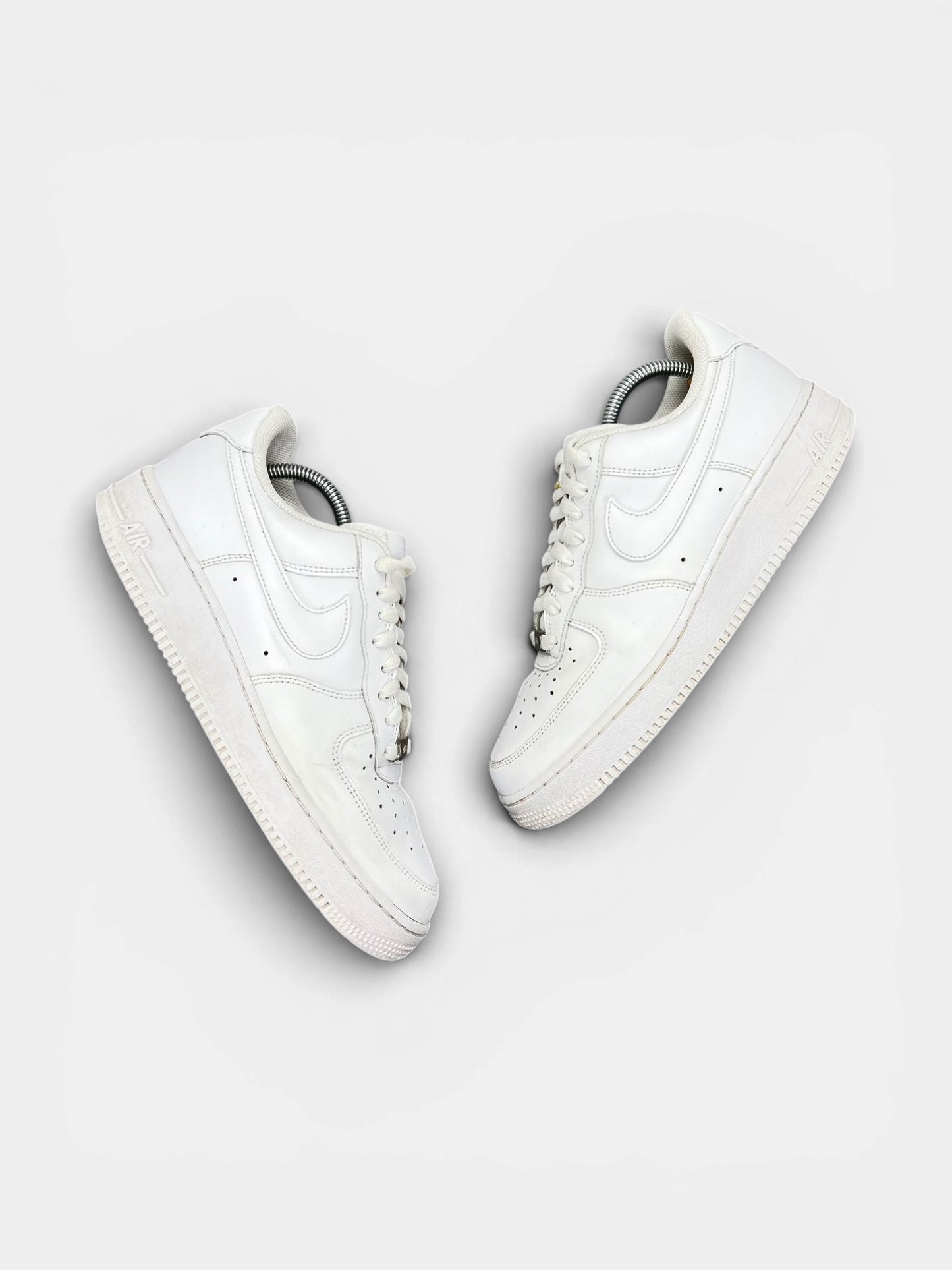 Nike Air Force 1 Low Triple White — buty sportowe męskie w bardzo dobrym stanie rozmiar 42, widok z góry na zewnętrzną stronę butów