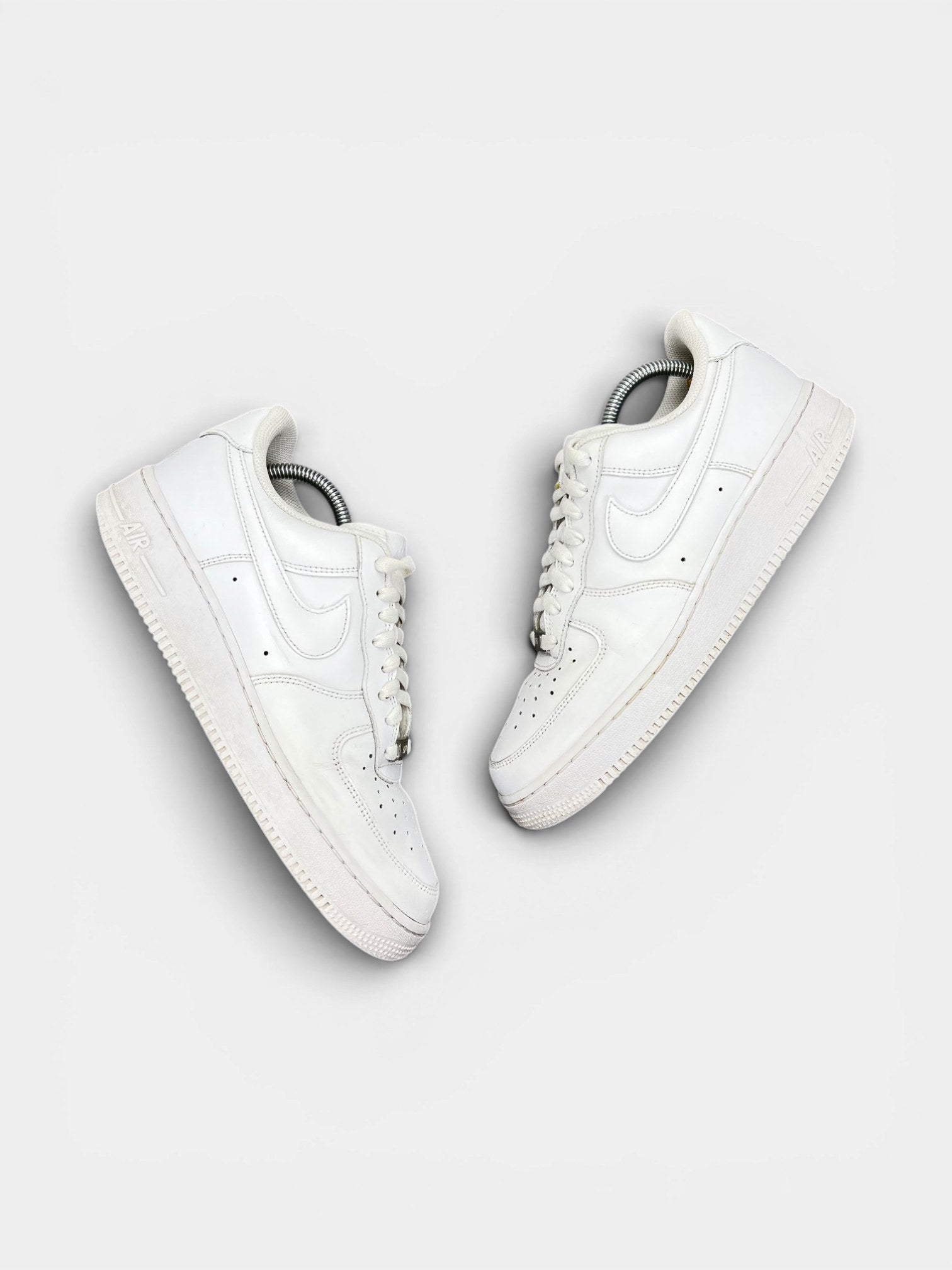 Nike Air Force 1 Low Triple White — buty sportowe męskie w bardzo dobrym stanie rozmiar 42, widok z góry na zewnętrzną stronę butów