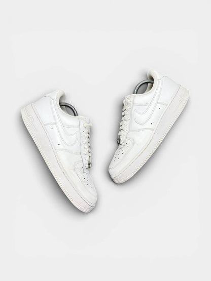 Nike Air Force 1 Low Triple White — buty sportowe męskie w bardzo dobrym stanie rozmiar 42, widok z góry na zewnętrzną stronę butów