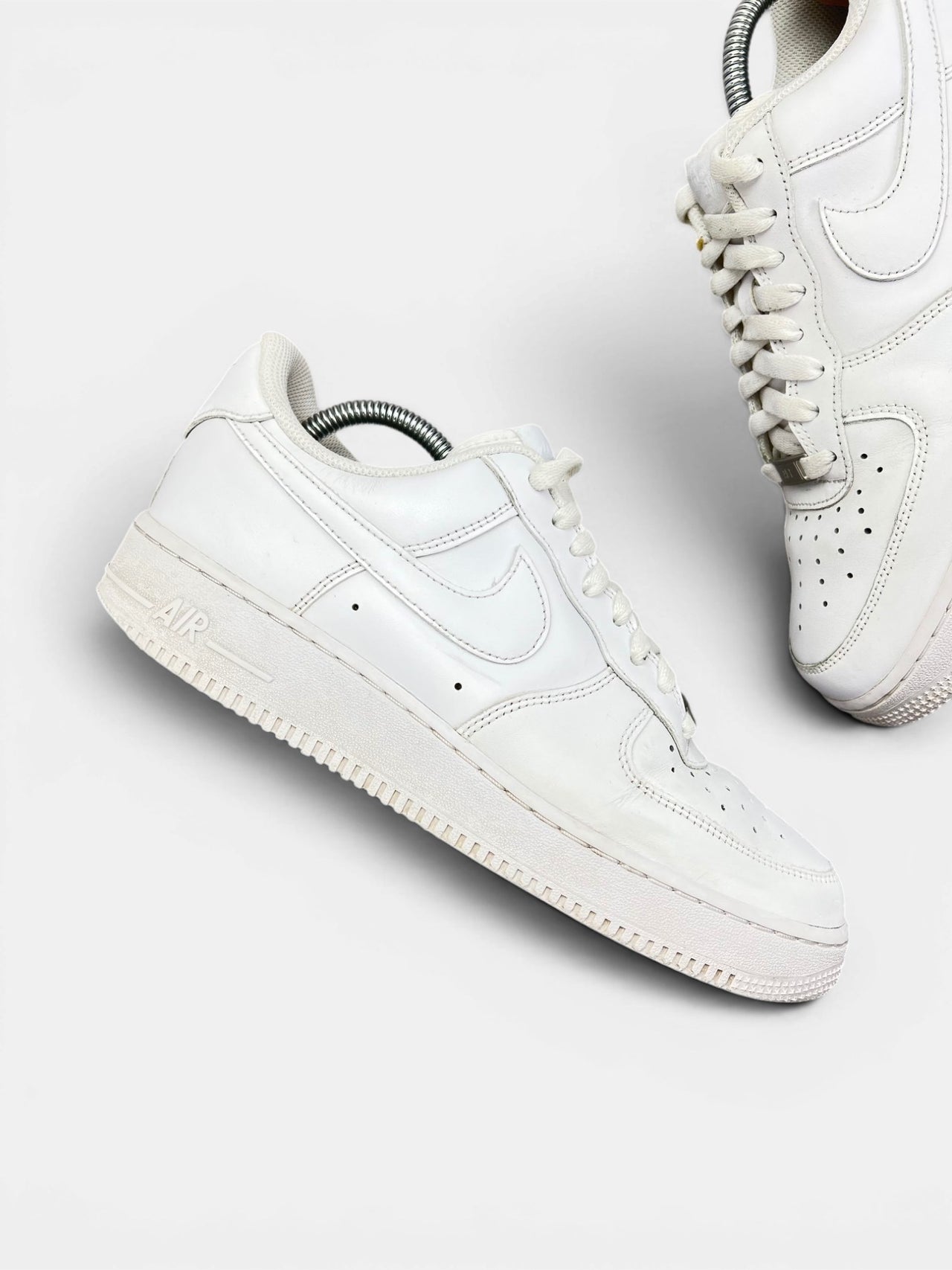 Nike Air Force 1 Low Triple White — buty sportowe męskie w bardzo dobrym stanie rozmiar 42, zewnętrzny panel prawego buta