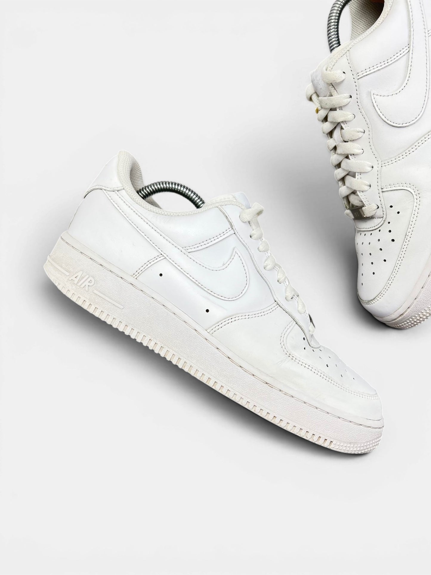 Nike Air Force 1 Low Triple White — buty sportowe męskie w bardzo dobrym stanie rozmiar 42, zewnętrzny panel prawego buta