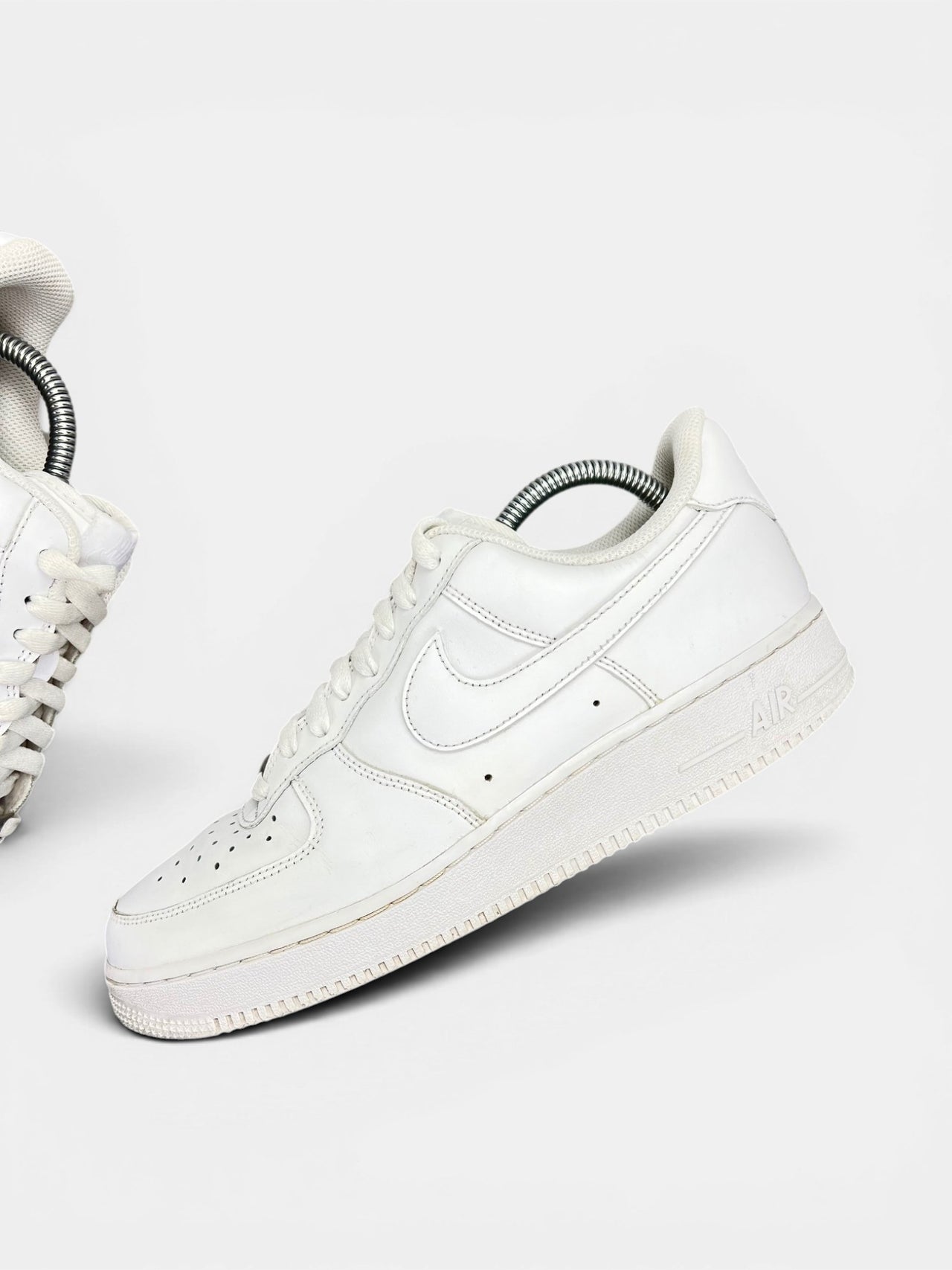 Nike Air Force 1 Low Triple White — buty sportowe męskie w bardzo dobrym stanie rozmiar 42, zewnętrzny panel lewego buta