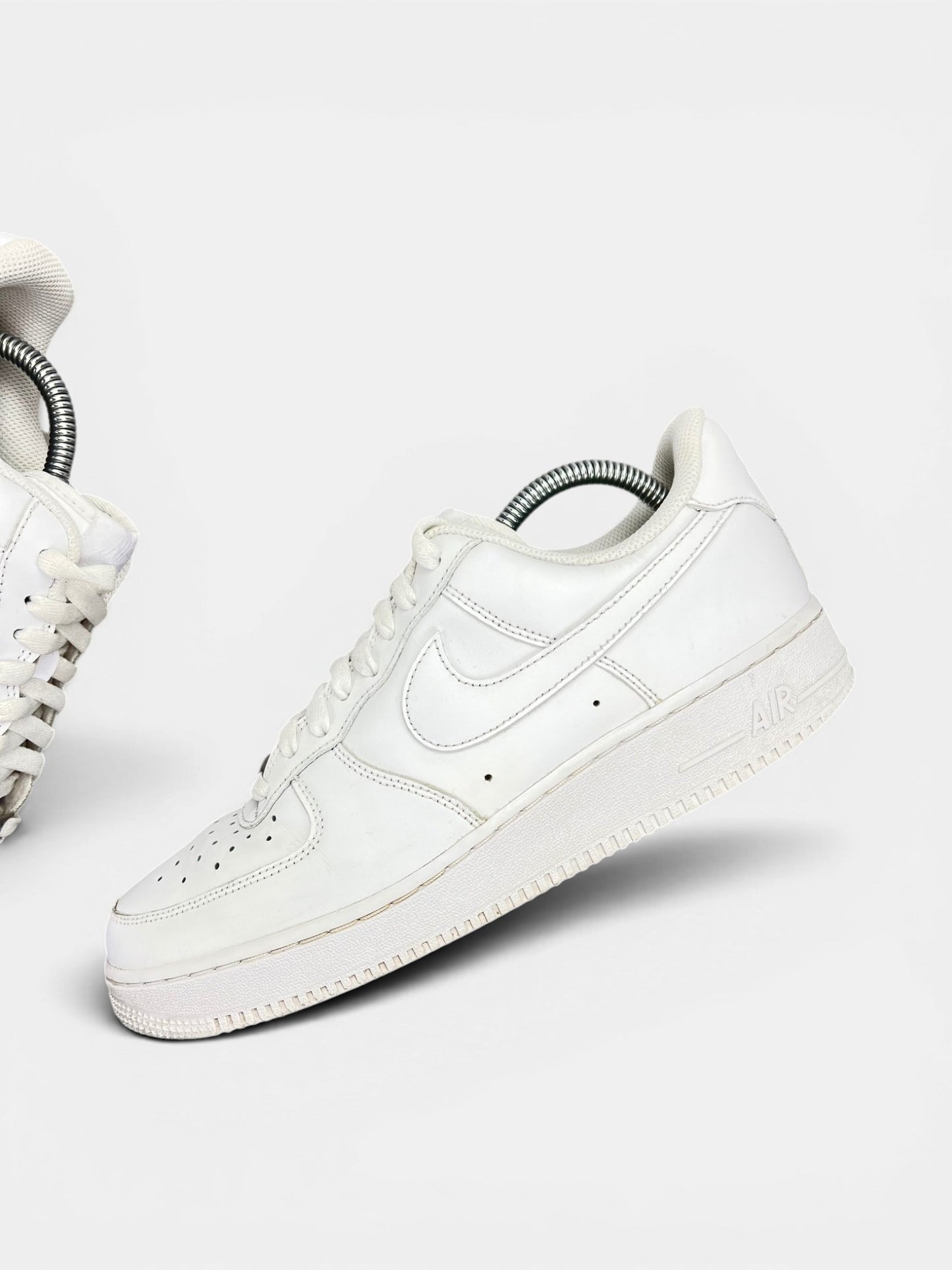 Nike Air Force 1 Low Triple White — buty sportowe męskie w bardzo dobrym stanie rozmiar 42, zewnętrzny panel lewego buta
