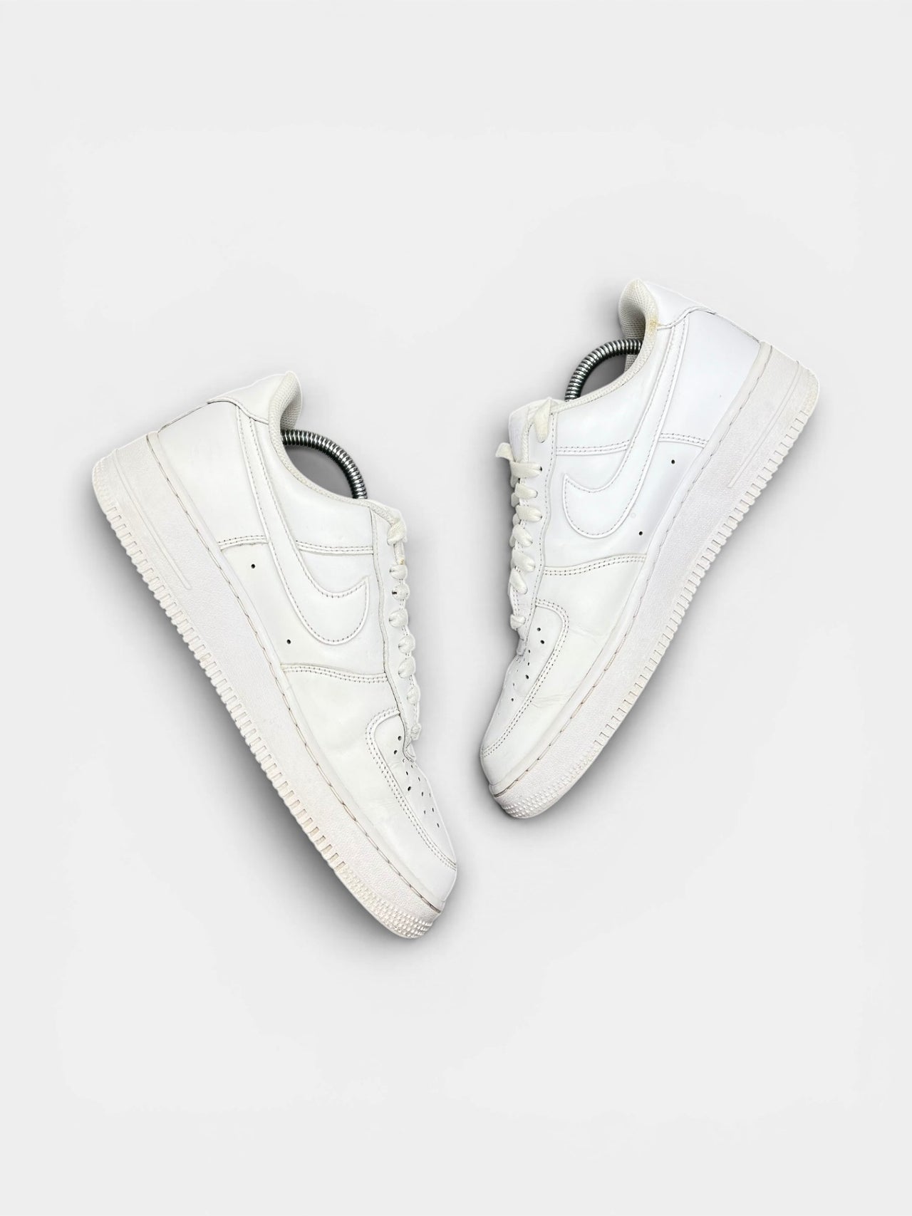 Nike Air Force 1 Low Triple White — buty sportowe męskie w bardzo dobrym stanie rozmiar 42, widok z góry na wewnętrzną stronę butów
