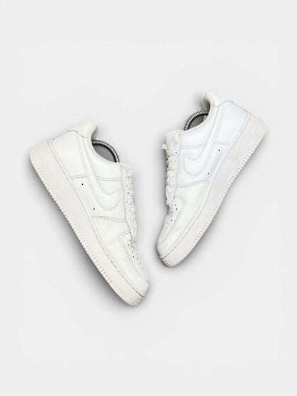Nike Air Force 1 Low Triple White — buty sportowe męskie w bardzo dobrym stanie rozmiar 42, widok z góry na wewnętrzną stronę butów