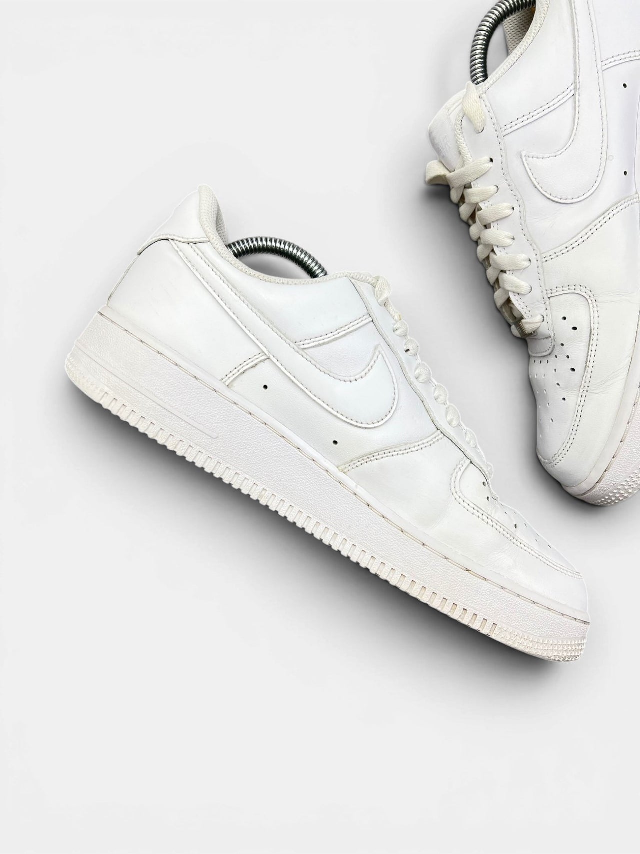 Nike Air Force 1 Low Triple White — buty sportowe męskie w bardzo dobrym stanie rozmiar 42, wewnętrzny panel lewego buta
