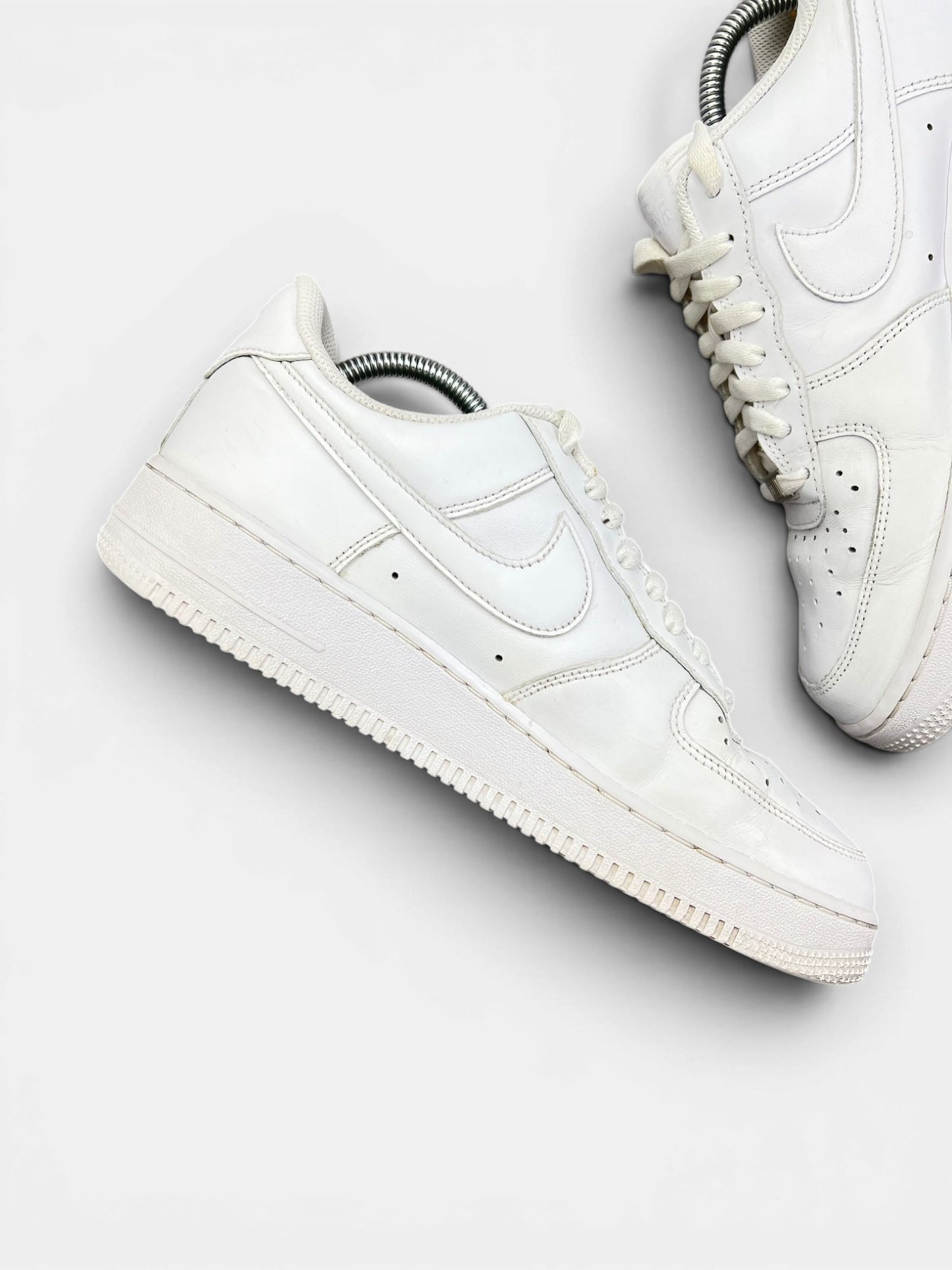 Nike Air Force 1 Low Triple White — buty sportowe męskie w bardzo dobrym stanie rozmiar 42, wewnętrzny panel lewego buta