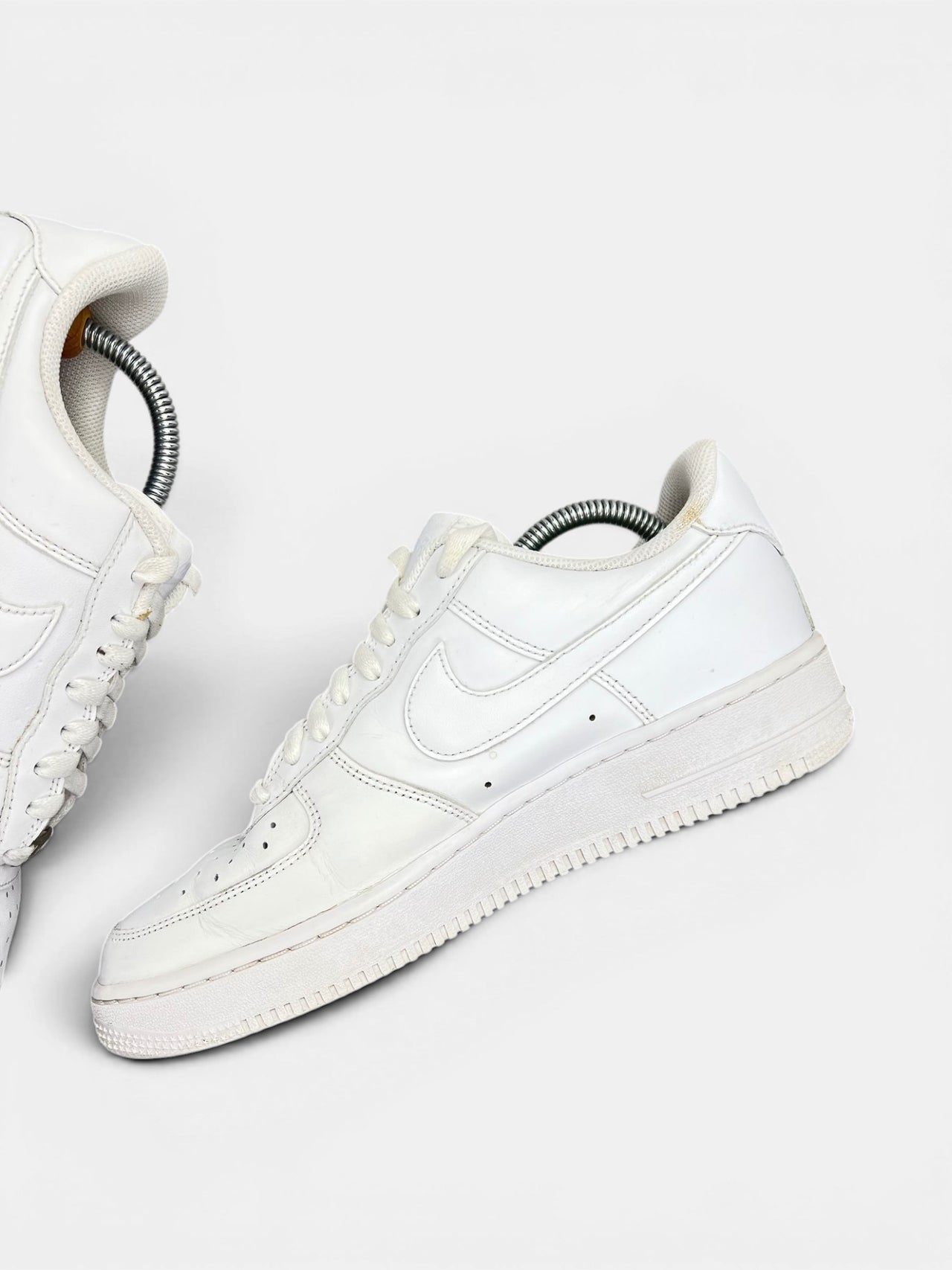 Nike Air Force 1 Low Triple White — buty sportowe męskie w bardzo dobrym stanie rozmiar 42, wewnętrzny panel prawego buta