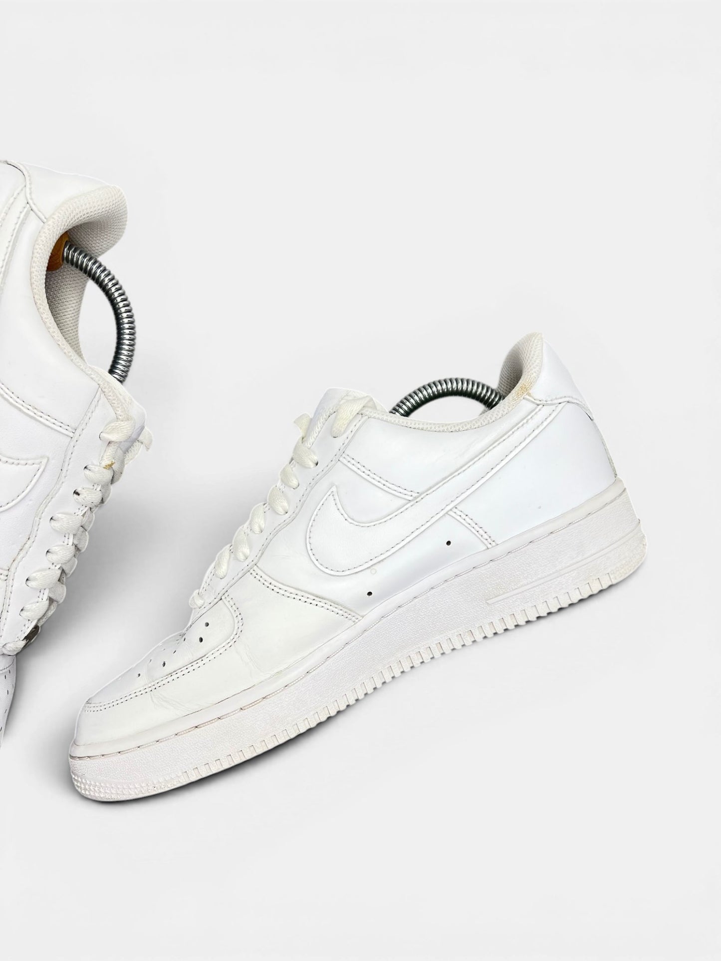 Nike Air Force 1 Low Triple White — buty sportowe męskie w bardzo dobrym stanie rozmiar 42, wewnętrzny panel prawego buta